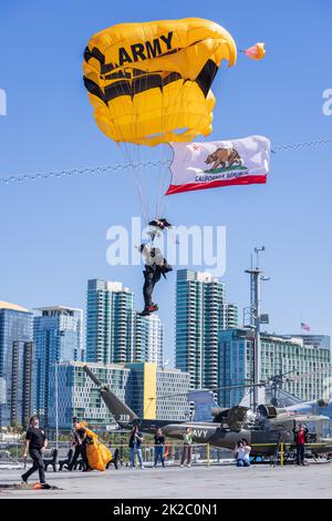 Sergent d'état-major Nicholas Orozco de l'équipe de parachutistes de l'armée américaine atterrit son parachute pour un saut de démonstration sur l'USS Midway à San Diego, en Californie, le 21 septembre 2022. L'équipe de parachutisme de l'armée américaine se trouve à San Diego en préparation du salon Miramar Airshow du 24 au 25 septembre. (É.-U. Photo de l'armée par Megan Hackett) Banque D'Images