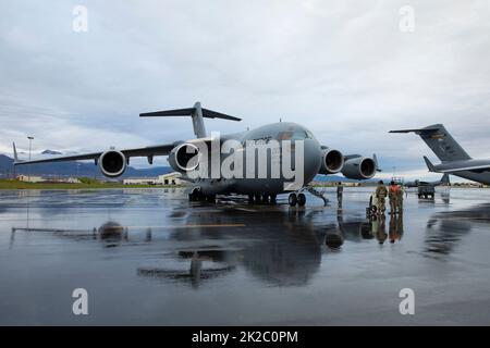 Les membres de service de la 176th e Escadre de la Garde nationale aérienne de l'Alaska effectuent un contrôle du moteur sur un C-17 Globemaster III avant de prendre le départ pour la base aérienne d'Eielson, le 21 septembre 2022. Environ 100 membres de la Milice organisée en Alaska, qui est composée de la Garde nationale de l'Alaska, de la Force de défense de l'État de l'Alaska et de la Milice navale de l'Alaska, ont été activés à la suite d'une déclaration de catastrophe publiée le 17 septembre, après que les restes du typhon Merbok aient causé des inondations spectaculaires sur plus de 1 000 milles de côtes de l'Alaska. (Photo de la Garde nationale de l'Alaska par Victoria Granado) Banque D'Images