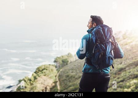 Osez toujours explorer les beautés de la nature. Photo d'un homme d'âge moyen en randonnée dans les montagnes. Banque D'Images