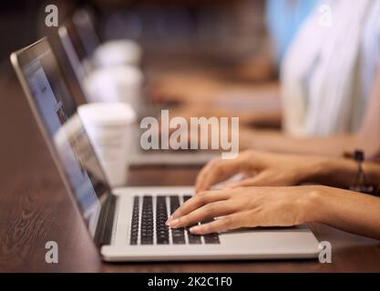 Dur à travailler sur un ordinateur portable. Image rognée des mains des personnes travaillant sur des ordinateurs portables. Banque D'Images