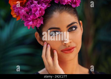 Beauté sauvage. Un portrait d'une belle femme portant une coiffe colorée. Banque D'Images