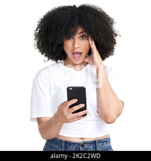 OCG, devinez qui vient de me suivre. Photo en studio d'une jeune femme attrayante utilisant un smartphone et regardant choqué sur un fond blanc. Banque D'Images