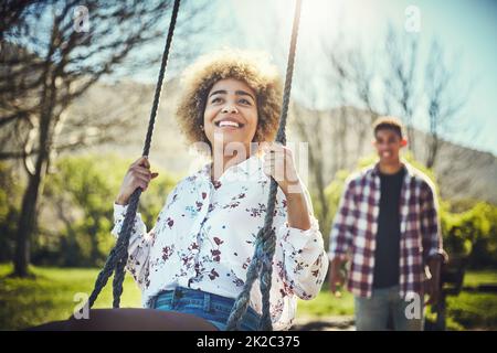 Cette date est tout et plus. Photo d'un jeune couple qui passe du temps ensemble dans le parc. Banque D'Images