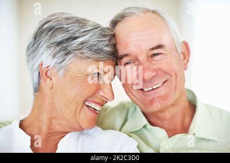 Couple d'âge mûr et aimant à la maison. Gros plan de l'amour couple mature passer du temps de qualité ensemble. Banque D'Images