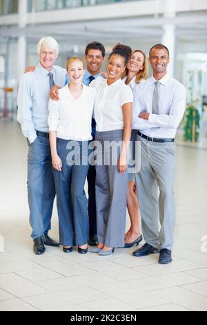 Groupe d'affaires heureux. Ensemble d'un groupe d'affaires multiethnique heureux au bureau. Banque D'Images