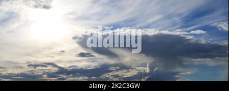 Nuage et tonnerre. Ciel bleu et nuages blancs - merveilles de la nature. Banque D'Images