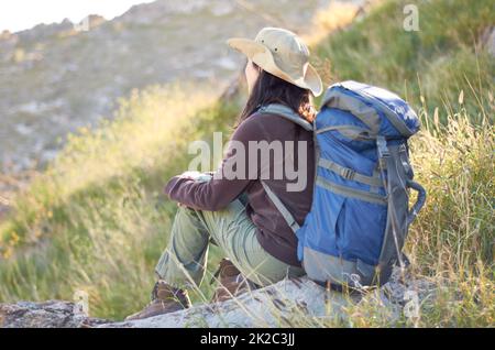 Admirez les magnifiques paysages. Un jeune randonneur avec son sac à dos qui regarde le paysage. Banque D'Images