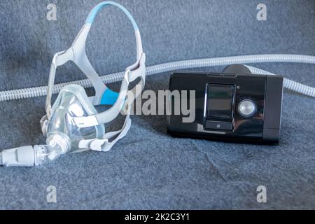 Masque CPAP avec masque facial complet appareil de ppc contre l'apnée obstructive du sommeil aide les patients comme masque respiratoire et clip de harnais pour la respiration de médicaments dans le ronflement des troubles du sommeil à respirer plus facilement Banque D'Images