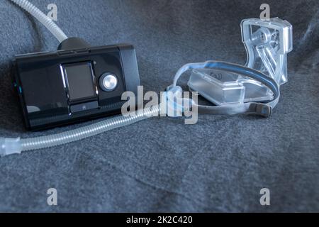 Masque CPAP avec masque facial complet appareil de ppc contre l'apnée obstructive du sommeil aide les patients comme masque respiratoire et clip de harnais pour la respiration de médicaments dans le ronflement des troubles du sommeil à respirer plus facilement Banque D'Images