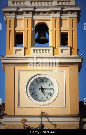 La tour historique de l'horloge du Palais du Gouverneur à Parme, Italie Banque D'Images