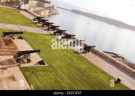 Belle vue de la région de Barrakka Gardens de batterie de salut et le grand port de La Valette, Malte Banque D'Images