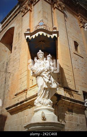 Statue de la Vierge Marie avec Jésus enfant, à l'angle de Prieuré carmélitaine dans Mdina. Malte Banque D'Images