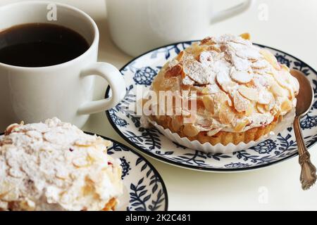 De délicieuses tartelettes aux amandes et crème mascaropne on plate Banque D'Images