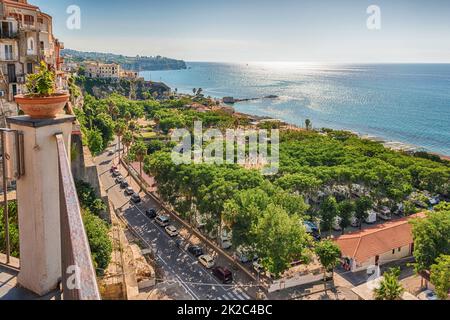 Vue sur Tropea, célèbre station balnéaire de Calabre, Italie Banque D'Images