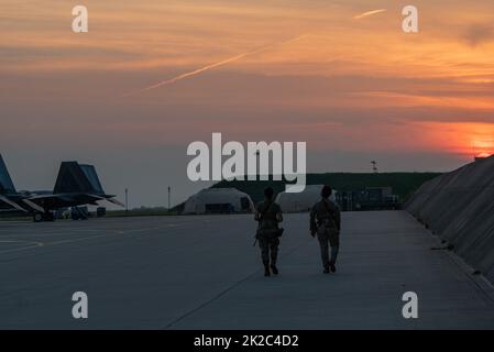 Classe 1st de l'Airman de la Force aérienne des États-Unis Melehekaa Taufaao, à gauche, et le premier Airman Fred Nicolas, membres de l'équipe d'incendie affectés à l'unité de défense de la base 824th, patrouillent la ligne aérienne à la base aérienne de Łask, en Pologne, le 17 août 2022. L'escadron de défense de la base 824th a été déployé à partir de la base aérienne de Ramstein, en Allemagne, pour soutenir l'EFS de 90th qui exécute la mission de protection aérienne de l'OTAN à la base aérienne de Łask, en Pologne. (É.-U. Photo de la Force aérienne par le sergent d'état-major Danielle Sukhlal) Banque D'Images