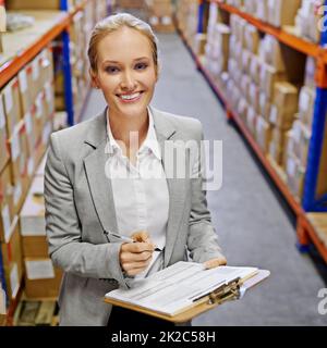 Statut de votre commande livrée. Portrait d'une femme au travail dans un entrepôt. Banque D'Images