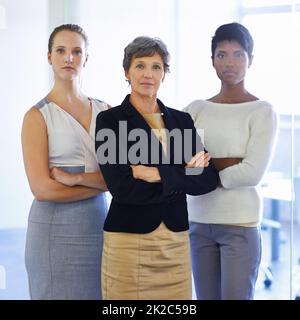 Une équipe en laquelle vous pouvez compter. Un portrait de trois femmes d'affaires ambitieuses debout dans leur bureau. Banque D'Images