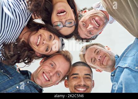 Tout est possible avec une équipe d'esprits créatifs. Photo en petit angle de six personnes qui mettent la tête en cercle. Banque D'Images