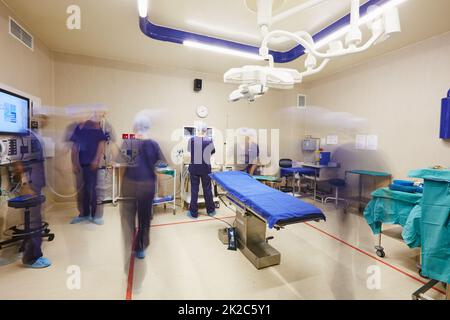 Travailler ensemble pour sauver des vies. Photo d'une équipe de chirurgiens préparant une salle d'opération pour une chirurgie. Banque D'Images