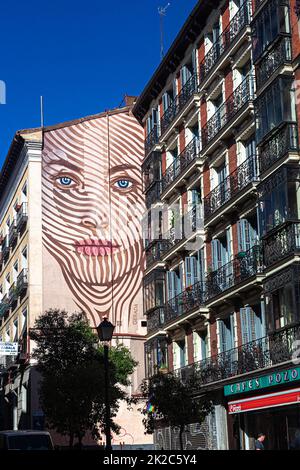 Grande murale de la face de la femme haut sur le mur extérieur de la fête du bâtiment, Calle de la Magdalena, Madrid, Espagne. Banque D'Images