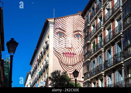 Grande murale de la face de la femme haut sur le mur extérieur de la fête du bâtiment, Calle de la Magdalena, Madrid, Espagne. Banque D'Images