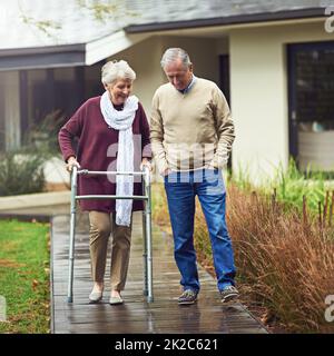 Vous êtes seulement aussi vieux que vous le sentez. Photo d'un couple senior aimant en train de se promener à l'extérieur. Banque D'Images