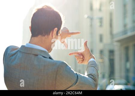 HES un homme de vision. Photo d'un homme d'affaires qui cadrage une scène urbaine avec ses mains. Banque D'Images