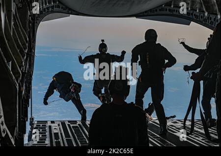 Un réserviste du 300th Airlift Squadron, joint base Charleston, S.C., a aéroglissé à la fois les Wings of Blue, l'équipe de démonstration de parachutisme de l'US Air Force Academy et les Golden Knights, équipe de démonstration de parachutisme de l'armée américaine, à l'exposition aérienne et spatiale de la joint base Andrews 2022, du 16 au 18 septembre 2022, à joint base Andrews, Md. La chute d’air a montré la mobilité rapide de l’aile de transport aérien de 315th à partir de la base conjointe de Charleston pour développer et déployer des forces prêtes au combat dans un environnement conjoint à un moment donné. (É.-U. Photo de la Force aérienne/Sgt. Tech. Della Creech) Banque D'Images