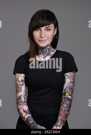 Laissez votre beauté s'élever à la surface. Un petit portrait de studio d'une belle jeune femme tatouée. Banque D'Images