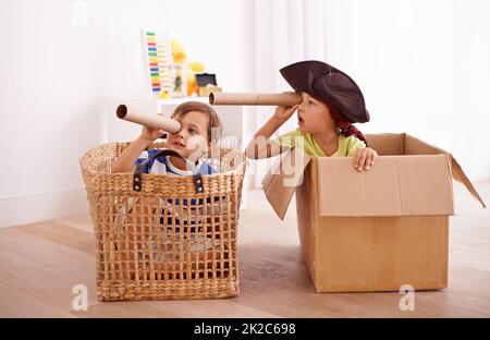 C'est ça là-bas. Photo de deux petits garçons prétendant être des pirates dans leur chambre. Banque D'Images