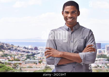 HES a eu l'ambition de réussir. Portrait d'un beau jeune homme debout sur fond de ville. Banque D'Images