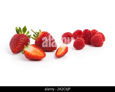 Les rouges sont les meilleurs. Studio photo d'une pomme rouge avec du ruban de mesure enroulé autour de lui. Banque D'Images