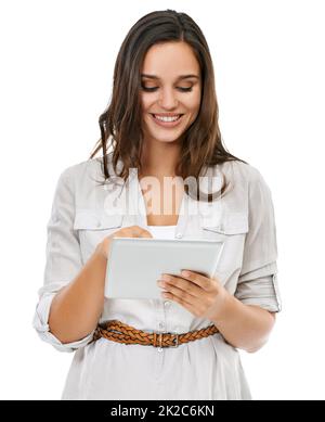 Le web entre ses mains Photo en studio d'une jeune femme utilisant une tablette numérique isolée sur blanc. Banque D'Images