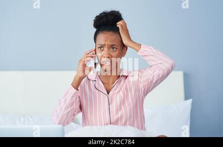 Je ne pense pas que je puisse venir au bureau aujourd'hui. Photo d'une jeune femme attirante prenant un appel téléphonique au lit à la maison. Banque D'Images