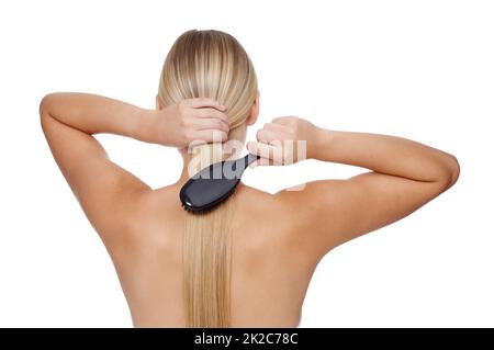 Peignant ses cheveux pour le garder en bonne santé. Une magnifique jeune femme montrant ses cheveux. Banque D'Images