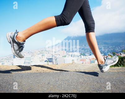 Coureur de fond. Photo courte d'une femme sportive qui va courir en plein air. Banque D'Images