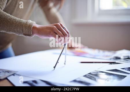 Travailler dur sur sa vision créative. Photo courte d'une femme travaillant sur son portfolio. Banque D'Images