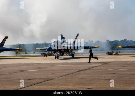 VIRGINIA BEACH, Virginie (sept. 17, 2022) les Blue Angels se préparent à prendre leur décollage lors du spectacle aérien Oceana de la base navale (NAS). Le thème du salon de l'air NAS Oceana était « Retour à la plage », car il y a deux ans depuis la dernière représentation. (É.-U. Photo de la marine par le spécialiste des communications de masse Petty Officer troisième classe Jordan Ripley) Banque D'Images