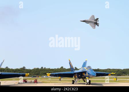 VIRGINIA BEACH, Virginie (sept. 17, 2022) un F/A-18 Super Hornet vole au-dessus de la base aérienne navale (NAS) 2022 Oceana Air Show. Le thème du salon de l'air NAS Oceana était « Retour à la plage », car il y a deux ans depuis la dernière représentation. (É.-U. Photo de la marine par le Matelot de 1re classe apprenti Lucas Hastings) Banque D'Images