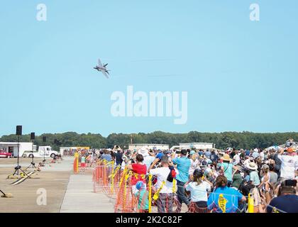 VIRGINIA BEACH, Virginie (sept. 17, 2022) les membres de l'auditoire regardent un spectacle aérien lors du salon de l'air Oceana de la Station navale (NAS) de 2022. Le thème du salon de l'air NAS Oceana était « Retour à la plage », car il y a deux ans depuis la dernière représentation. (É.-U. Photo de la marine par le Matelot de 1re classe apprenti Lucas Hastings) Banque D'Images