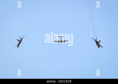 VIRGINIA BEACH, Virginie (sept. 17, 2022) divers avions utilisés par la Marine tout au long des années volent en formation pendant le salon de l'air Oceana de la Station navale (NAS) de 2022. Le thème du salon de l'air NAS Oceana était « Retour à la plage », car il y a deux ans depuis la dernière représentation. (É.-U. Photo de la marine par le Matelot de 1re classe apprenti Lucas Hastings) Banque D'Images