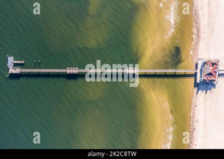 Vue aérienne sur le littoral et le quai autour de la ville d'Ahlbeck sur la péninsule d'Usedom en Allemagne pendant une journée ensoleillée au début du printemps. Banque D'Images