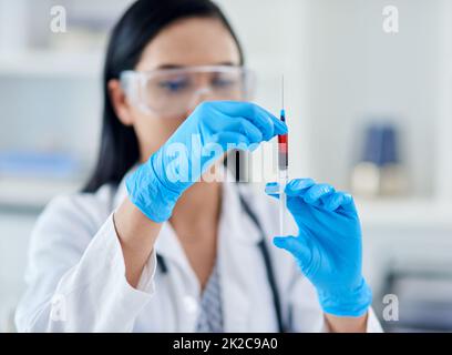 Qu'est-ce que le sang de ces patients dit au sujet de leur santé. Photo d'un jeune scientifique effectuant une expérience en laboratoire. Banque D'Images