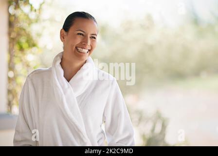 Se détendre au spa de jour. Photo d'une jeune femme au spa de jour. Banque D'Images