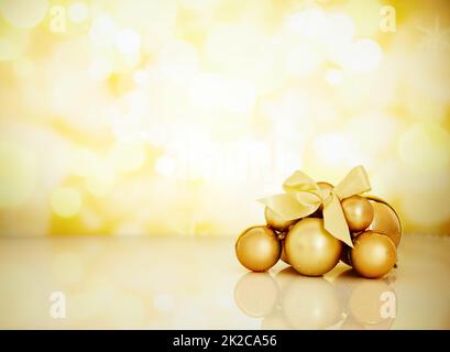 Le meilleur moment de l'année. Photo de studio d'ornements de Noël sur fond doré. Banque D'Images