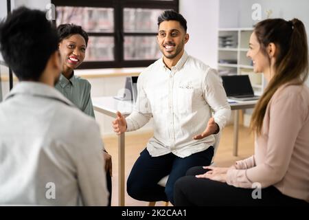 Deux personnes consolant le jeune homme pendant la thérapie de groupe Banque D'Images