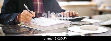 Comptable en entreprise homme calculant le budget Banque D'Images