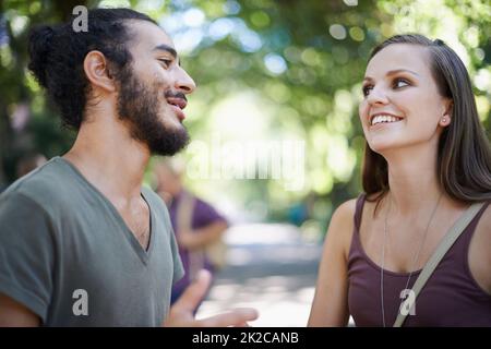 Qu'avez-VOUS pensé de ce test ? Photo rognée d'un étudiant de sexe masculin et féminin discutant sur le campus. Banque D'Images