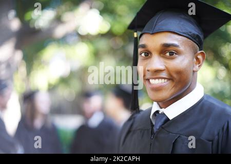 Rien ne va me retenir. Portrait en gros plan d'un heureux étudiant de sexe masculin le jour de la remise des diplômes. Banque D'Images