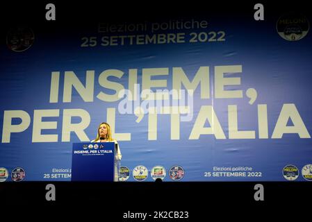 Rome, Italie. 22nd septembre 2022. Giorgia Meloni, leader du parti Fratelli d'Italia, parle sur scène lors de l'événement "ensemble pour l'Italie", sur la piazza del Popolo qui réunit les partis de droite italiens, Lega, Fratelli d'Italia, Forza Italia et We modérés. Cet événement marque la fin de la campagne électorale pour les élections générales du 25 septembre 2022. (Photo par Vincenzo Nuzzolese/SOPA Images/Sipa USA) crédit: SIPA USA/Alamy Live News Banque D'Images